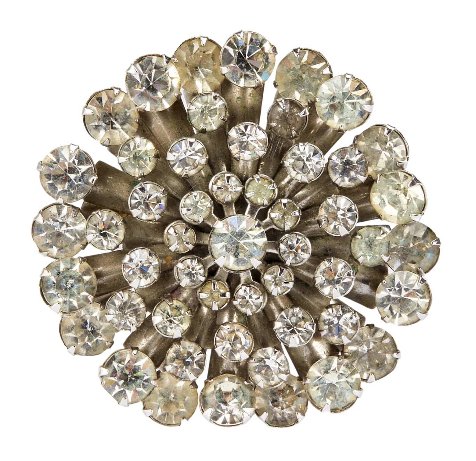 The actress’ floret-styled brooch of simulated diamonds